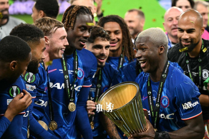 Moisés Caicedo, estrella de Chelsea, ganó la Conference League.