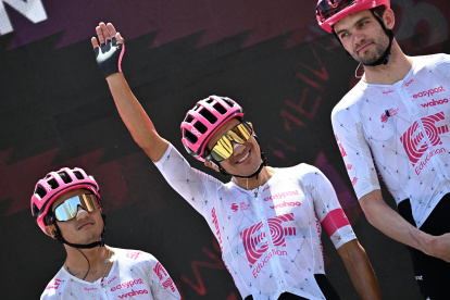 Richard Carapaz en el líder del equipo EF Education-EasyPost