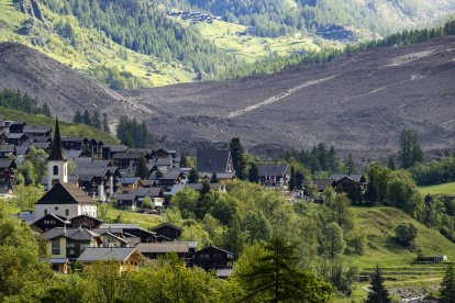 ueblo de Kippel en primer plano, tras una avalancha masiva provocada por el derrumbe del glaciar Birch que casi destruyó el pueblo de Blatten, Suiza, el 29 de mayo de 2025.