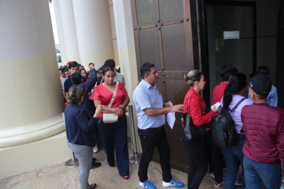 Ciudadanos hacen fila en los exteriores del Gobierno Zonal de Guayaquil para retirar gestionar sus pasaportes.