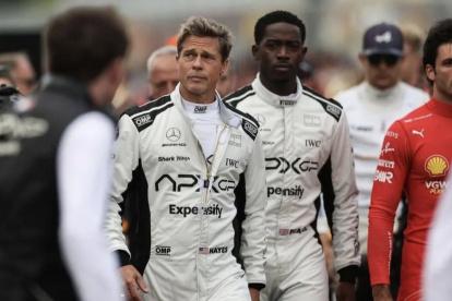 Brad Pitt y Damson Idris durante el rodaje de la película F1 en 2024