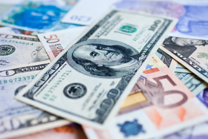 Billetes que representan las divisas sujetas al Impuesto a la Salida de Divisas (ISD) supervisado por el SRI en Ecuador.