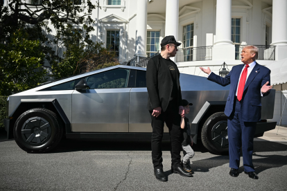 El presidente de Estados Unidos, Donald Trump, y el director ejecutivo de Tesla, Elon Musk, hablan con la prensa junto a un Tesla Cybertruck en el pórtico sur de la Casa Blanca