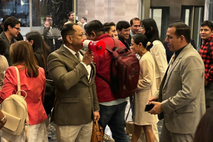 El asambleísta del correísmo Ronal González llegó al hall del Legislativo con un megáfono.