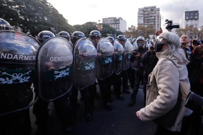 Una mujer participa en una marcha este miércoles, frente al Congreso en Buenos Aires (Argentina).