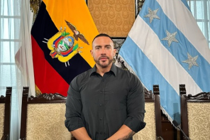 Harry Zúñiga, conocido como "El Híbrido", en el Palacio Municipal.