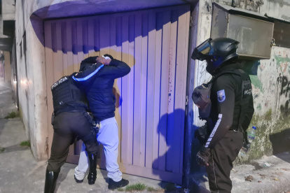 Las detenciones e incautación de los autos robados se dieron durante un operativo de la Policía en Tumbaco y Nayón, valles de Quito.