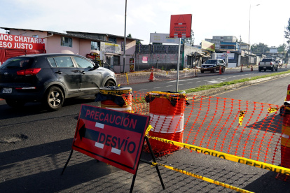 Mantenimiento.  La av. Interoceánica se encuentra parcialmente habilitada, tras los trabajos de repavimentación que se realizan.