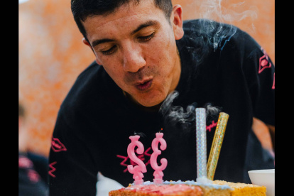 Richard Carapaz festejó su cumpleaños con los compañeros de equipo.