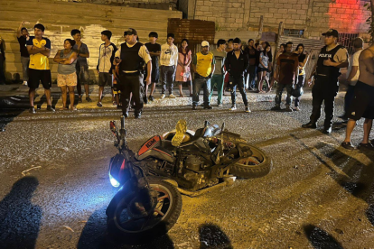 Lugar donde sicarios abrieron fuego con fusiles en Machala, causando la muerte de un árbitro y otro hombre perseguido en motocicleta.