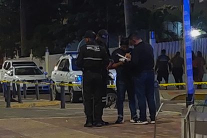 Policía acordona el área donde un hombre fue asesinado a tiros en el malecón de La Libertad, Santa Elena.