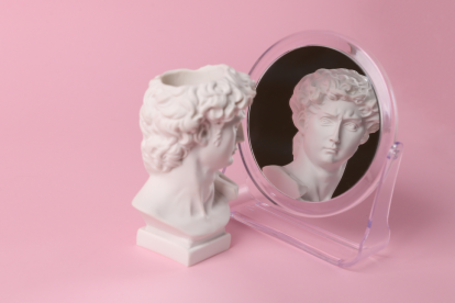 El narcisismo es un trastorno de la personalidad que puede dificultar las relaciones personales y la estabilidad emocional.