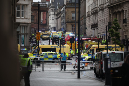 Agentes atienden un incidente en el que un carro chocó con los seguidores del Liverpool durante el desfile de trofeos