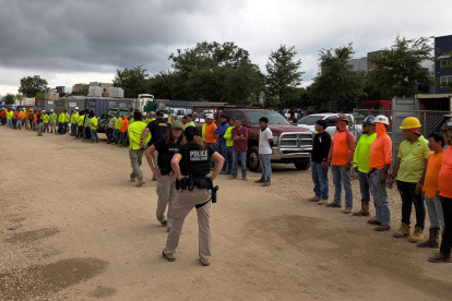integrantes de la policía federal durante el arresto de más de 100 inmigrantes indocumentados en un sitio de construcción en Tallahassee, Florida