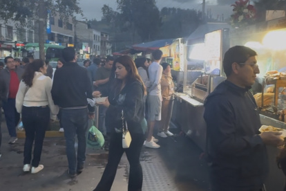 Todas las tardes este tradicional parque se llena de comensales que buscan el sabor típico de Quito.