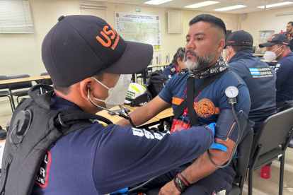 Pasadas las 10:00, el Cuerpo de Bomberos de Guayaquil compartió fotografías del inicio de la operación que durará 46 horas.