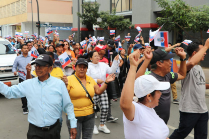 Delegaciones de jaramijenses llegaron hasta la capital manabita para sumarse al pedido de su alcalde.