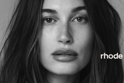 Hailey Bieber celebra la expansión de Rhode, su marca de cuidado de la piel, tras ser adquirida por e.l.f. Beauty en una histórica negociación.