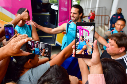 Leonardo Campana es recibido por decenas de simpatizantes ecuatorianos.