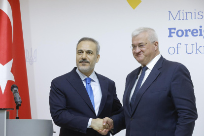 El ministro de Asuntos Exteriores de Ucrania, Andrí Sibiga (d), y el ministro de Asuntos Exteriores de Turquía Hakan Fidan. En Kiev, Ucrania, el 30 de mayo de 2025.