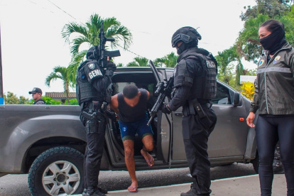 Momento en que la Policía captura a Miller, uno de los 20 más buscados del país, vinculado al grupo criminal “Los Lobos”.