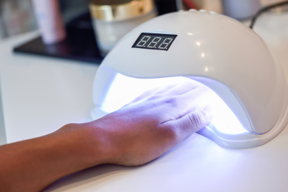 Lámparas de secado para esmalte pueden alterar la melanina y aumentar riesgos para la piel, según estudio.
