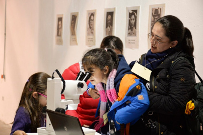 En el Museo Interactivo de Ciencias, los visitantes pueden hacer experimentos en vivo.