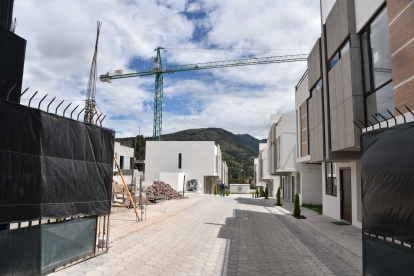 Los sobrevuelos en el Ilaló se realizan mensualmente. Los equipos determinan hasta las dimensiones de las edificaciones.