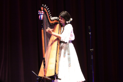 La maestra Paula Paredes González, reconocida como embajadora de la cultura de su país.