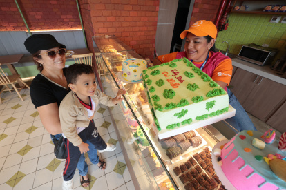 Una persona selecciona una torta por el Día del Niño.