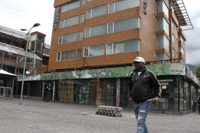 En la Plaza Foch, en La Mariscal, centro norte de Quito, quedan pocos locales abiertos, un hotel cerró y vende sus equipos.