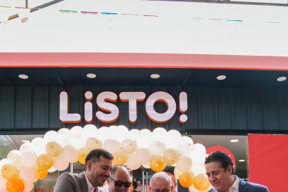Autoridades universitarias y ejecutivos de Primax participaron en la inauguración de la nueva tienda LiSTO! en Guayaquil.