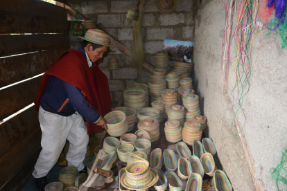 José Chazú teje con paciencia diversidad de objetos como canastos y sombreros.