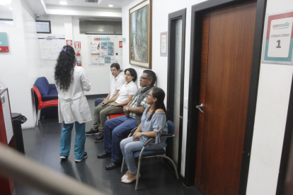 Existe un desfase entre las plazas de trabajo disponibles y los médicos egresados.