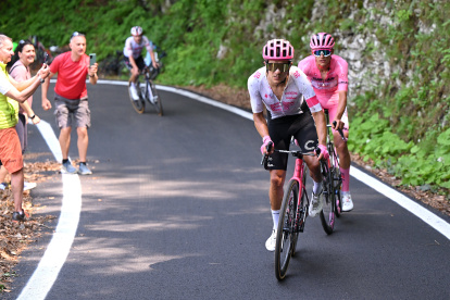 Richard Carapaz en acción durante la etapa 20 del Giro de Italia 2025.