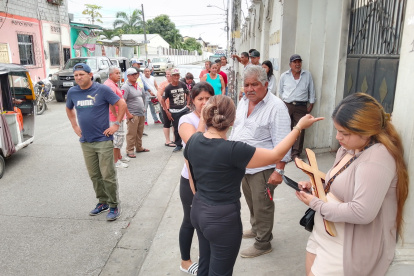 Familiares de Freddy Castro esperaban retirar su cuerpo en los exteriores de la morgue de Daule, la mañana de este sábado 31 de mayo.