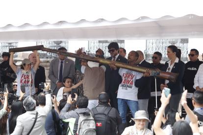 Las víctimas y trabajadores abacaleros entregaron a las autoridades fibras y partes de la abacá.