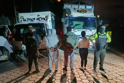 Dos hombres y una mujer fueron detenidos por el delito de robo de combustible.