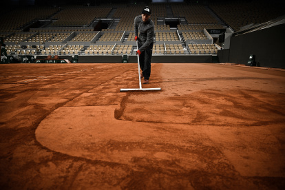 Cancha. Las pistas se riegan abundantemente todos los días.