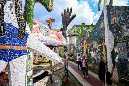 Turistas visitan una obra del artista cubano José Fuster en el pueblo costero de Jaimanitas, a las afueras de La Habana, quien fue el pionero de llenar de arte la ciudad.