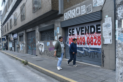 Grafitis, ventanas rotas y locales cerrados es la tónjca en la avenida 10 de Agosto.