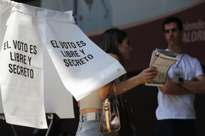 Fotografía de archivo del 1 de junio de 2024, donde se observa a una mujer emitiendo su voto en la ciudad de Guadalajara, en Jalisco.