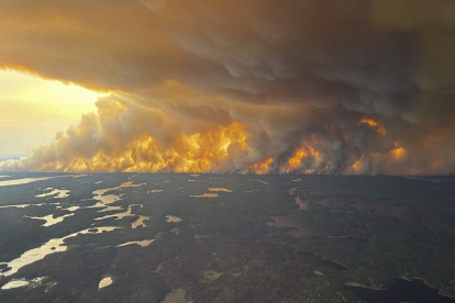 Vista del incendio en Flin Flon, Manitoba, que ha obligado a evacuar a miles de personas que viven en esta región y donde se ha declarado el estado de alerta.
