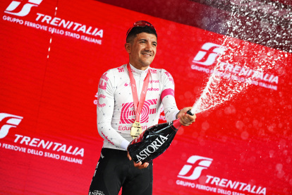 Richard Carapaz se subió por tercera vez al podio final del Giro de Italia.