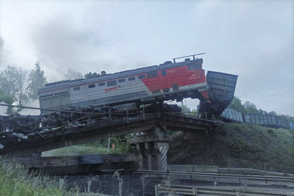 Un tren de carga dañado tras el derrumbe de un puente ferroviario en la región de Kursk, Rusia, este domingo 1 de junio de 2025.