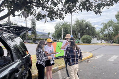 Los voluntarios llegaron con los formularios hasta la parroquia de Tumbaco.