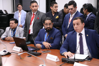 Sergio Peña (centro) llegó a la Asamblea con la RC, pero hoy vota con el movimiento gobiernista ADN.