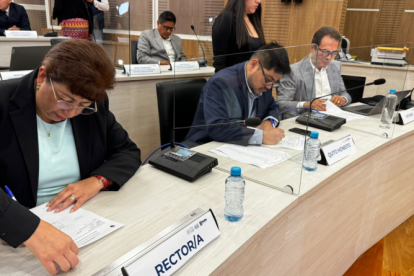 Se realiza un sorteo público con la presencia de un notario y autoridades educativas.