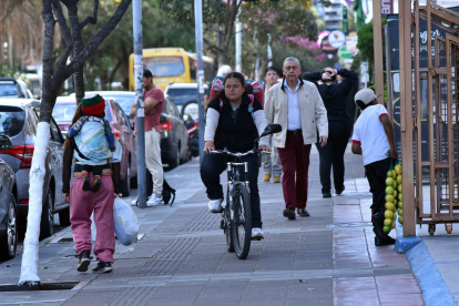 Los moradores de la República del Salvador denuncian una serie de problemas como la presencia de ventas informales, motocicletas y bicis utilizan las aceras para transitar.