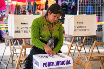 Una persona vota en las elecciones judiciales este domingo 1 de junio, en San Juan Chamula en (México).